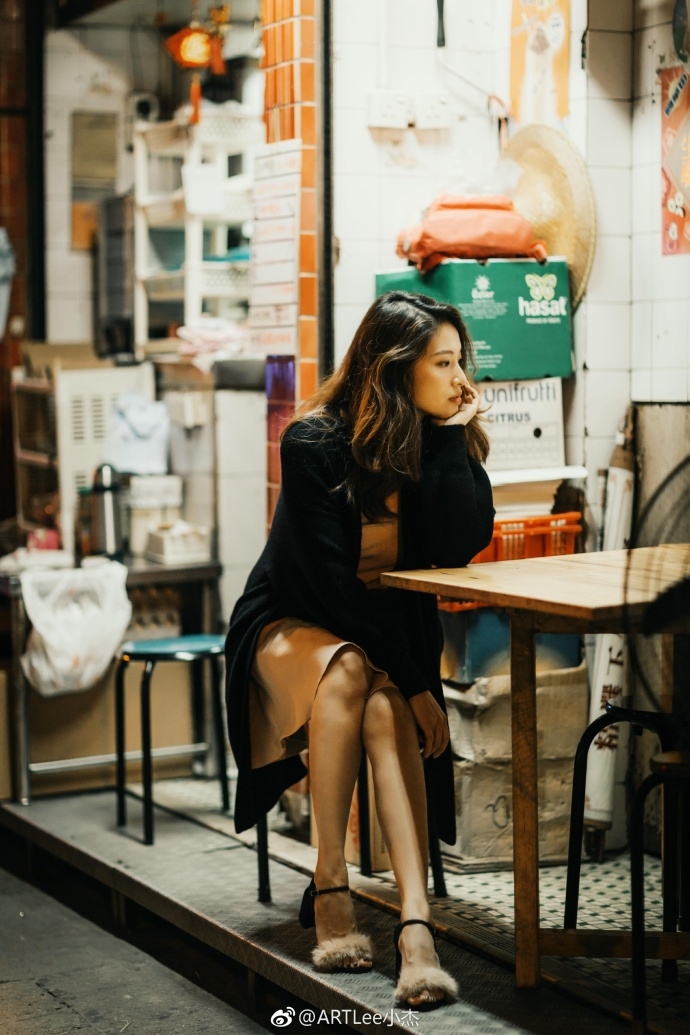 夜港街头少女露酥胸诱惑性感图片 