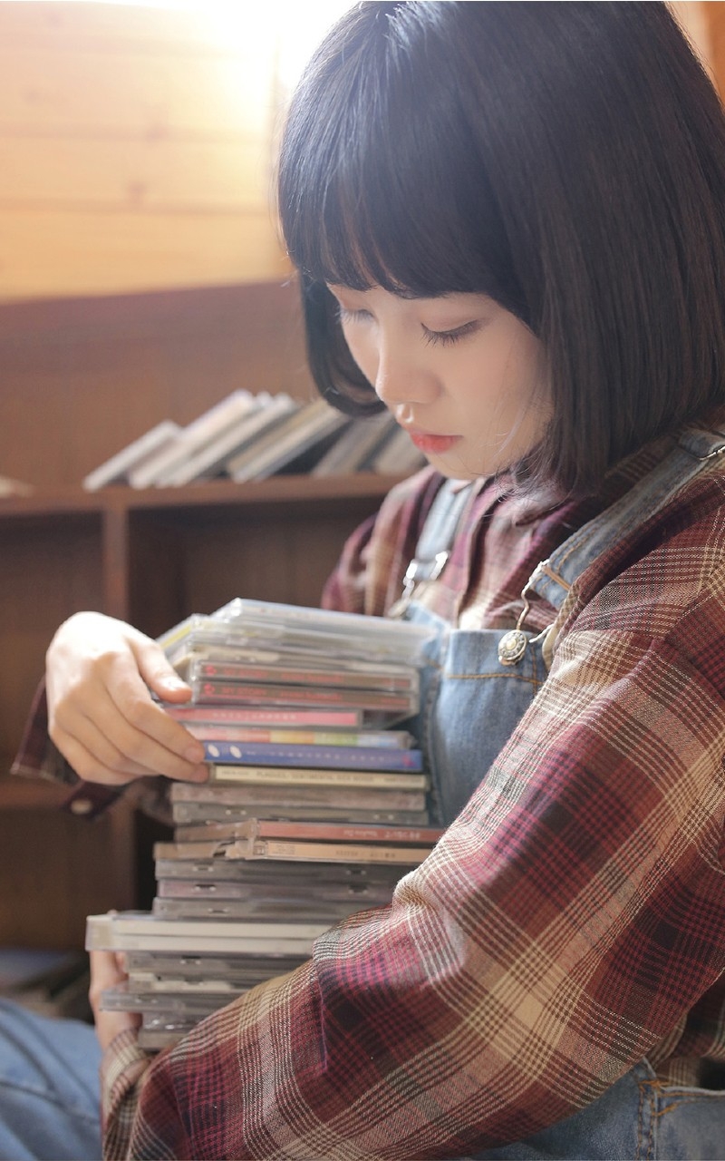 文学少女学生妹室内牛仔背带裤清纯写真 