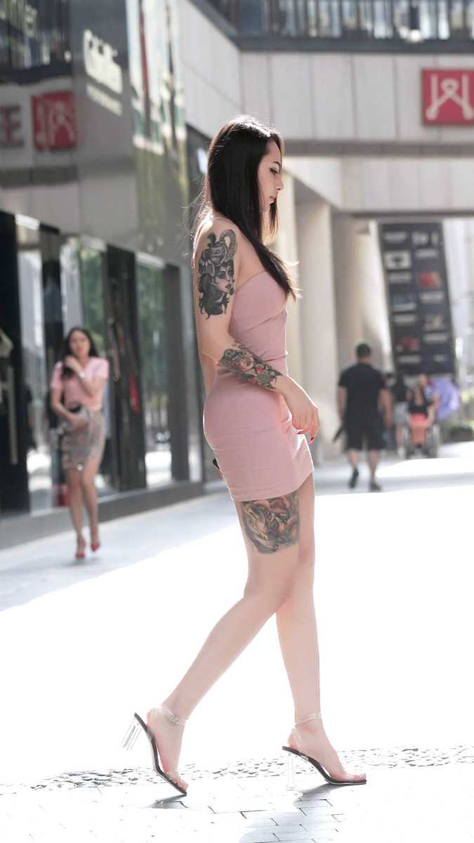 大胸脯美女SukkiQ性感私房照图片 