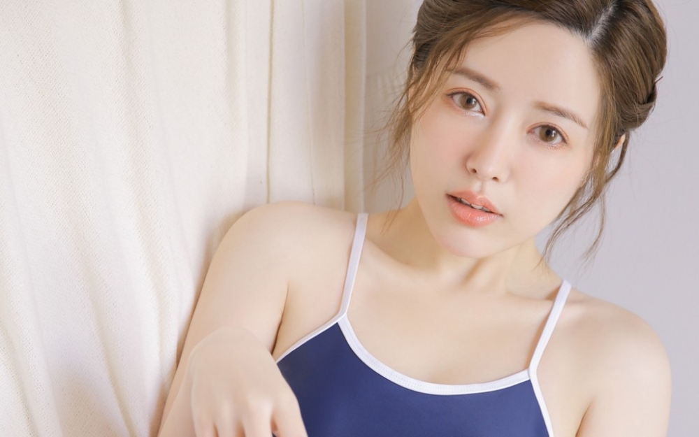 粉嫩美女吊带丝死水库纯净如水甜诱写真 