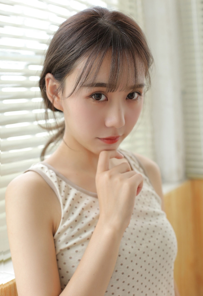 00后洗澡萝莉吊带背心惹火白嫩美腿性感写真 