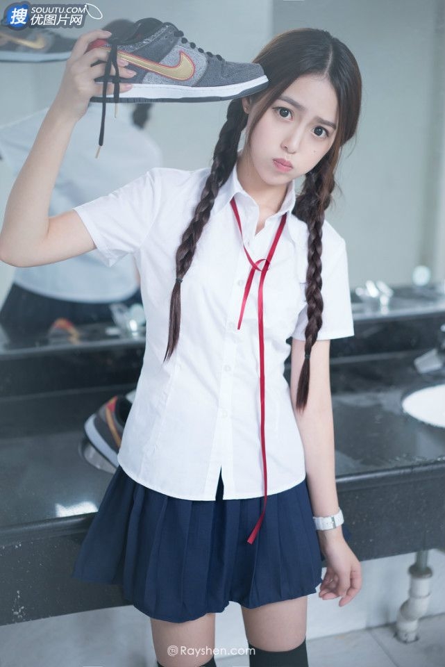 00后双马尾学生制服美女诱人写真 