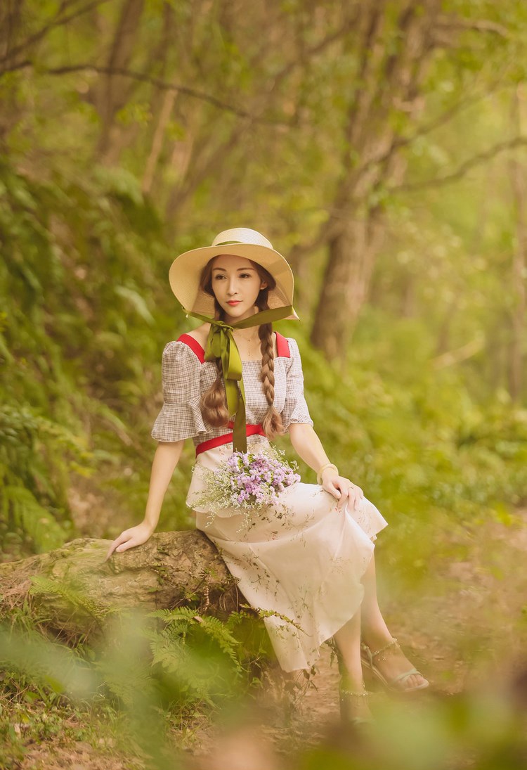 性感美女芝芝泳装写真美乳诱人 