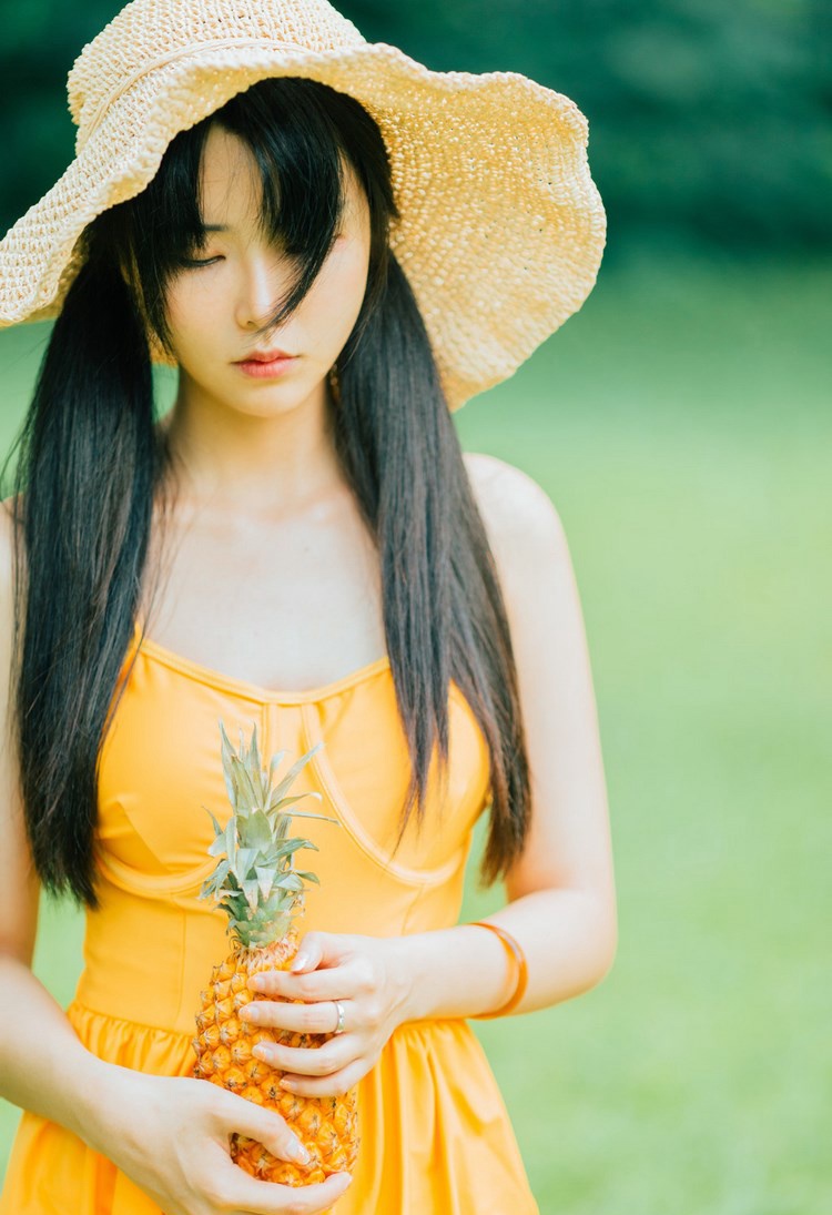 性感女神凯竹BuiBui吊带裙迷人魅力写真 