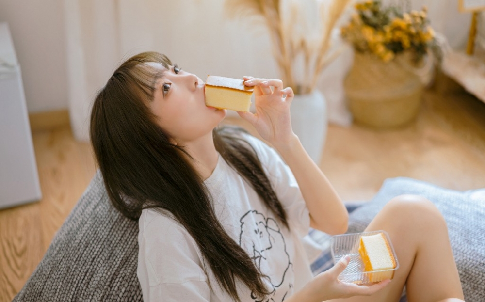 白嫩诱人零食系女孩甜美居家写真 