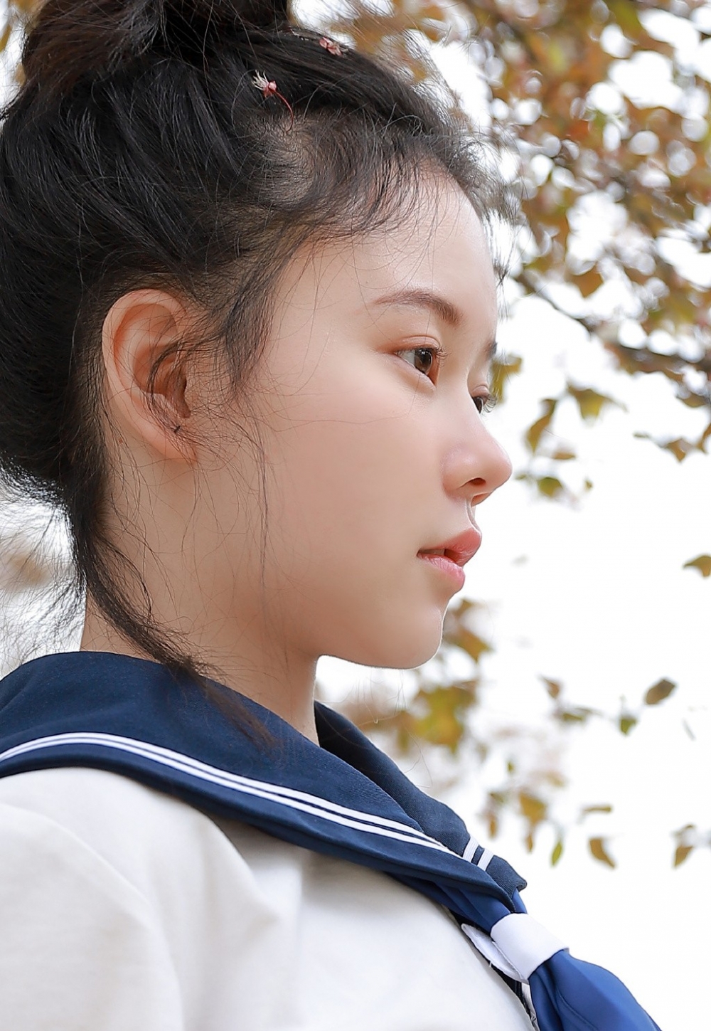 丸子头美女制服诱惑性感酥胸写真 