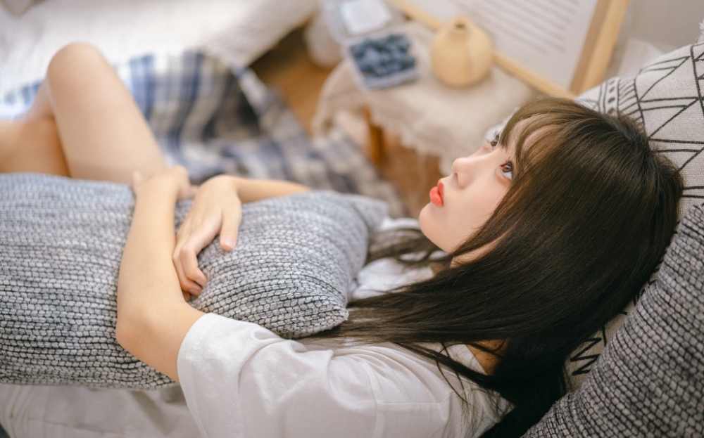 白嫩诱人零食系女孩甜美居家写真 