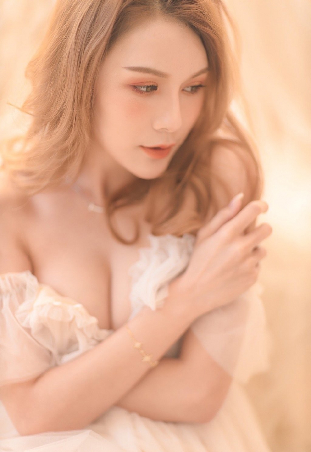 金发女郎白皙瓜子脸酥胸美腿性感写真 