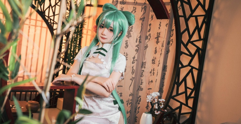 日系萌妹cosplay韶华初音未来性感开叉裙写真 