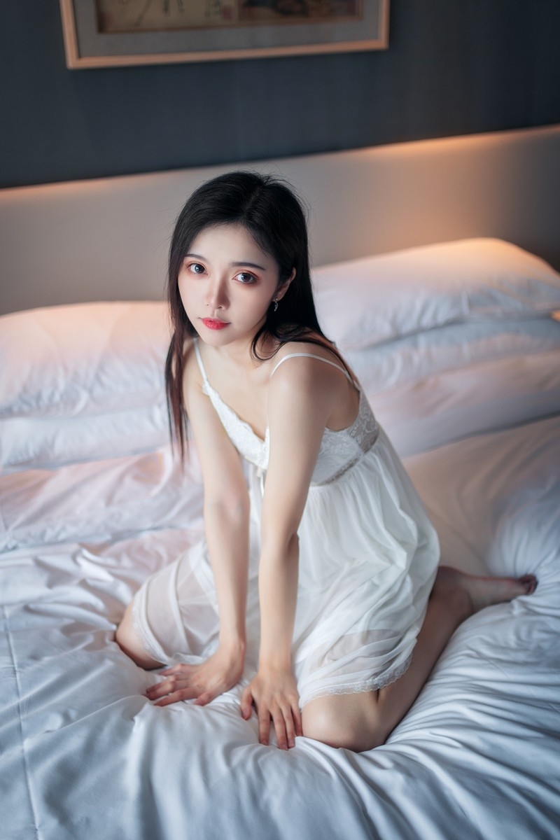 床上美女少妇蕾丝睡裙性感写真 