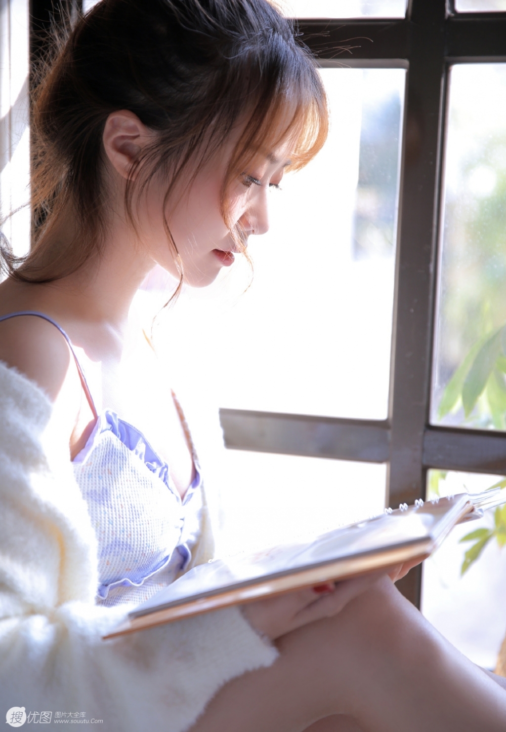 鼻梁翘挺丸子头美女慵懒居家私房写真