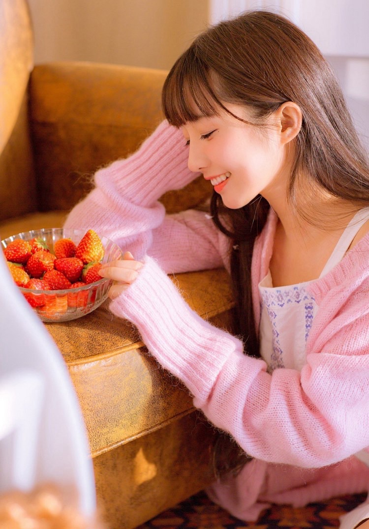 少女嫩模神似吉冈里帆 小吊带大秀酥胸美腿 