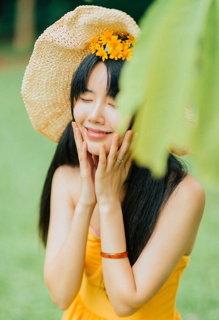 性感女神凯竹BuiBui吊带裙迷人魅力写真 