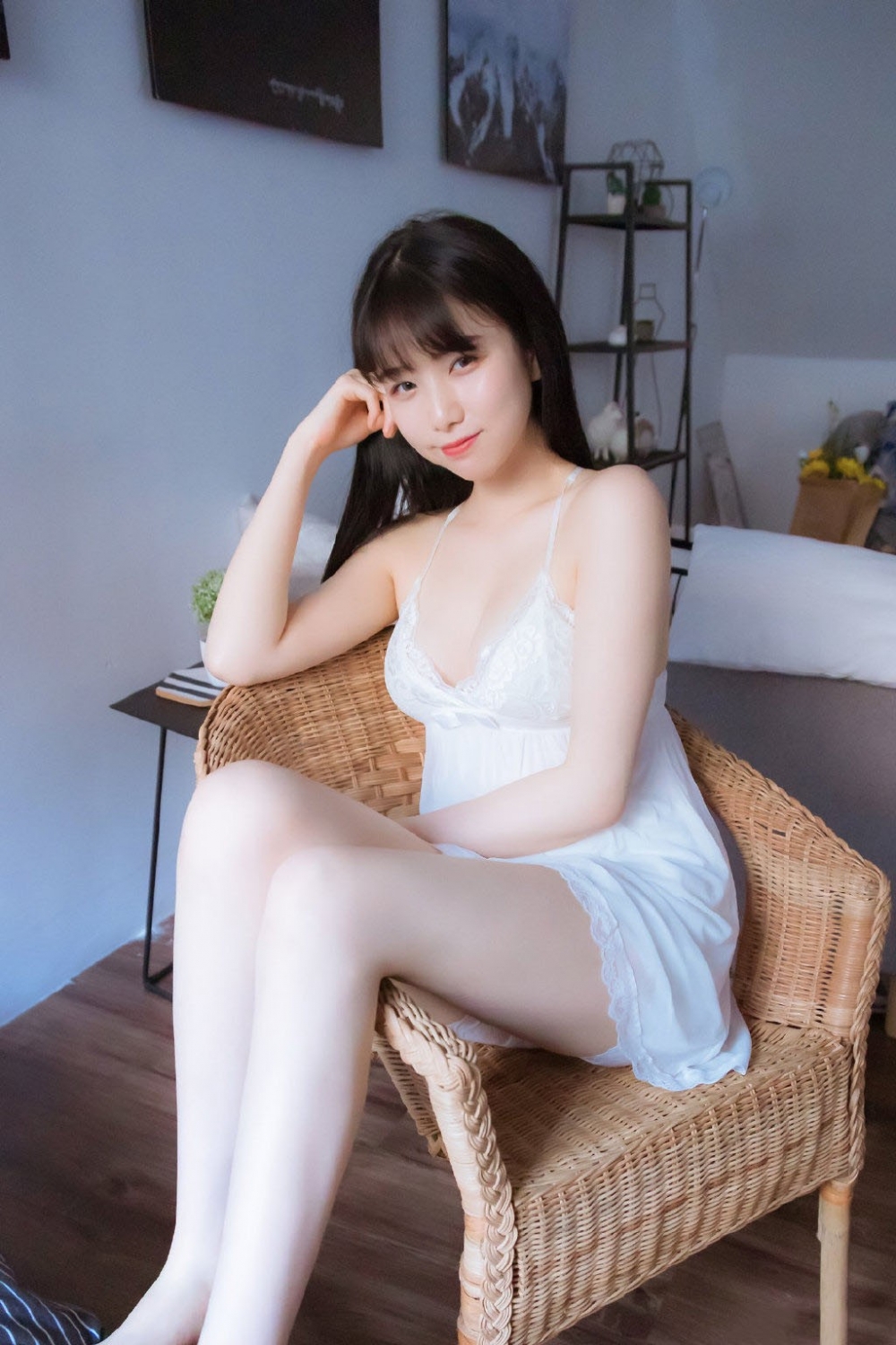 美女靓妞低胸吊带丰满乳沟迷人图片 