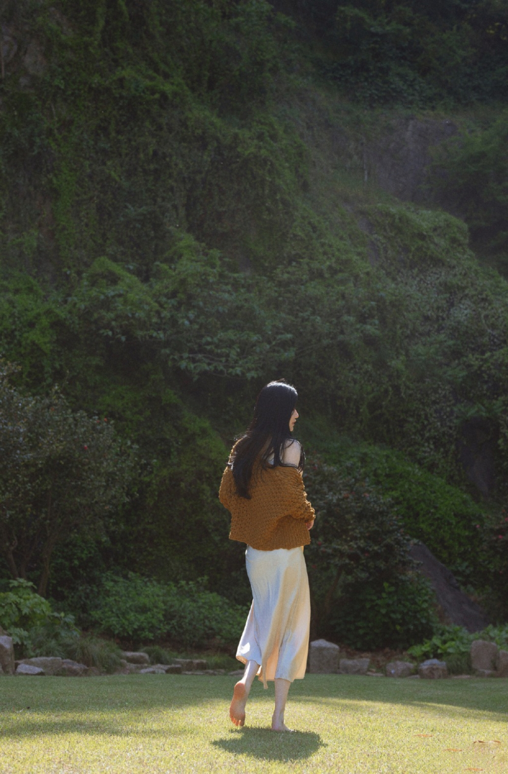 白皙动人女神吊带丝裙户外草坪写真 