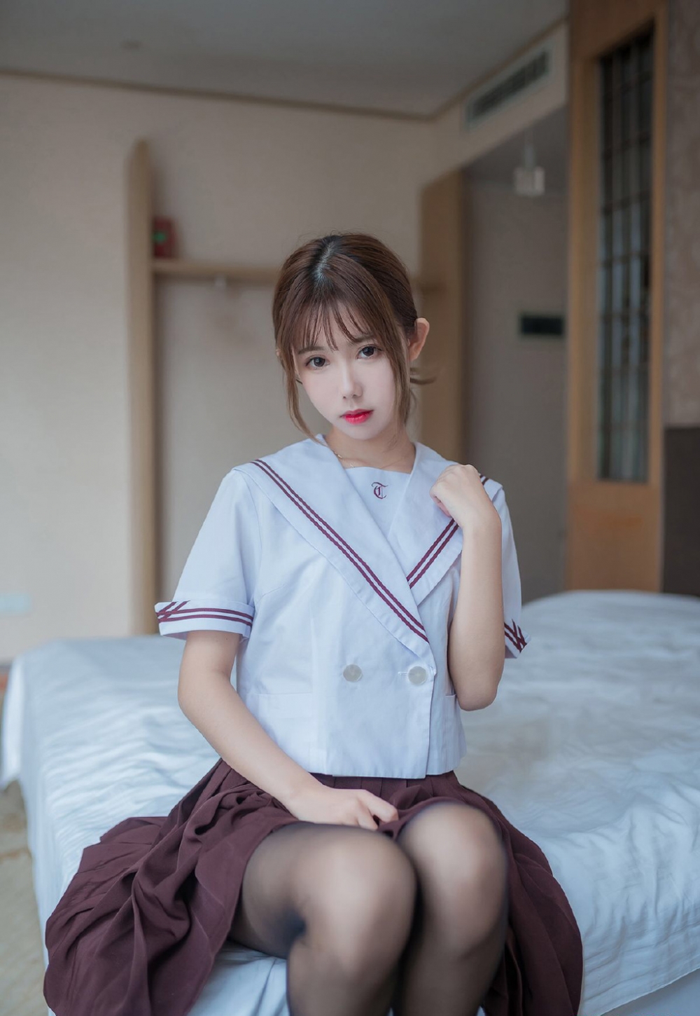 精灵耳美少女黑丝玉足jk制服诱惑私房照 