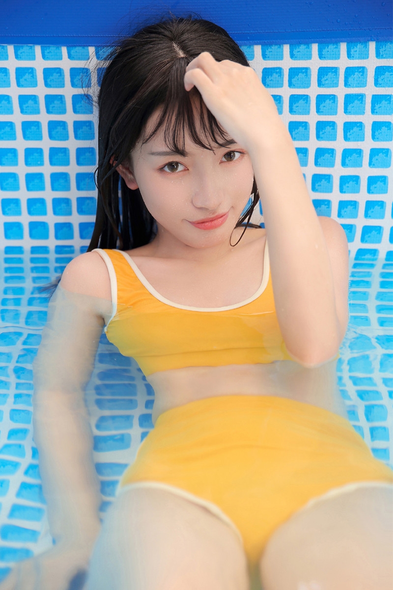 性感诱人泳衣美女泳池戏水艺术写真 