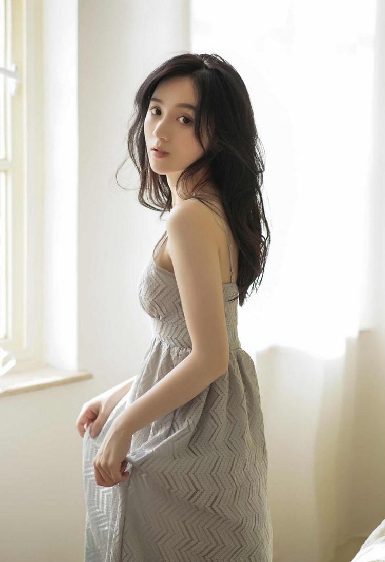 美女模特小西低胸长裙写真美乳诱人 