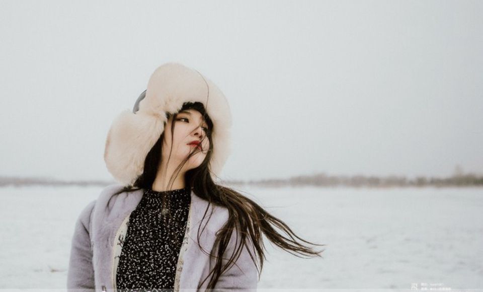 紧身翘臀女人超薄白袍展圆润美乳写真图片 