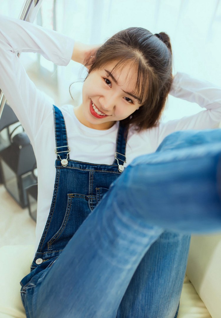 性感女神前凸后翘性感高跟红裙写真 