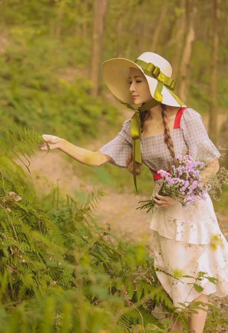 性感美女芝芝泳装写真美乳诱人 