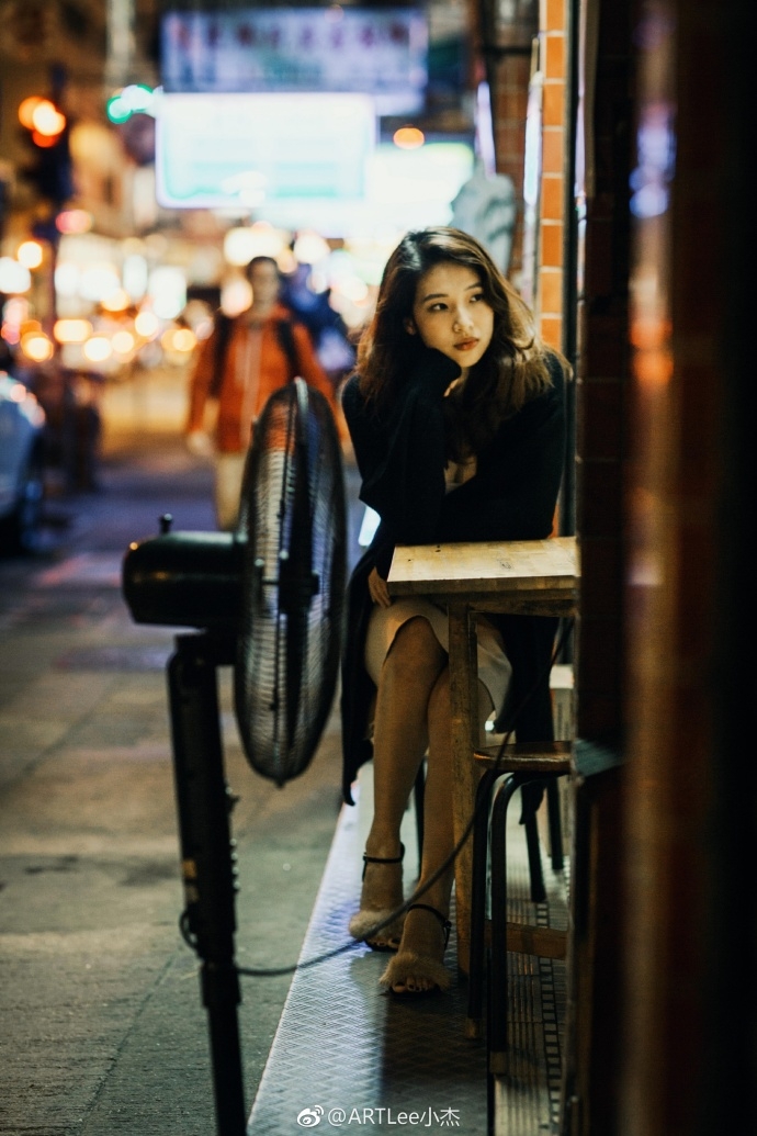 夜港街头少女露酥胸诱惑性感图片 