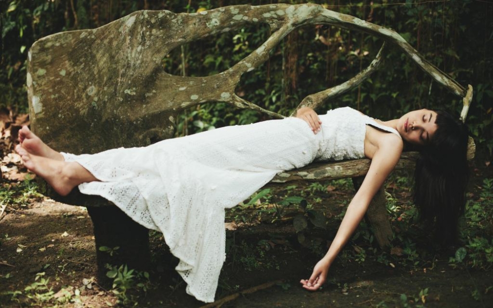 白裙极品美女沉睡在静谧的原始森林唯美图片 