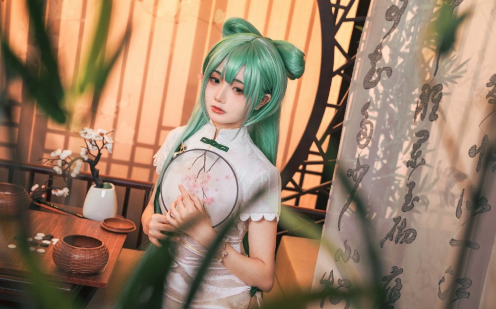 日系萌妹cosplay韶华初音未来性感开叉裙写真 