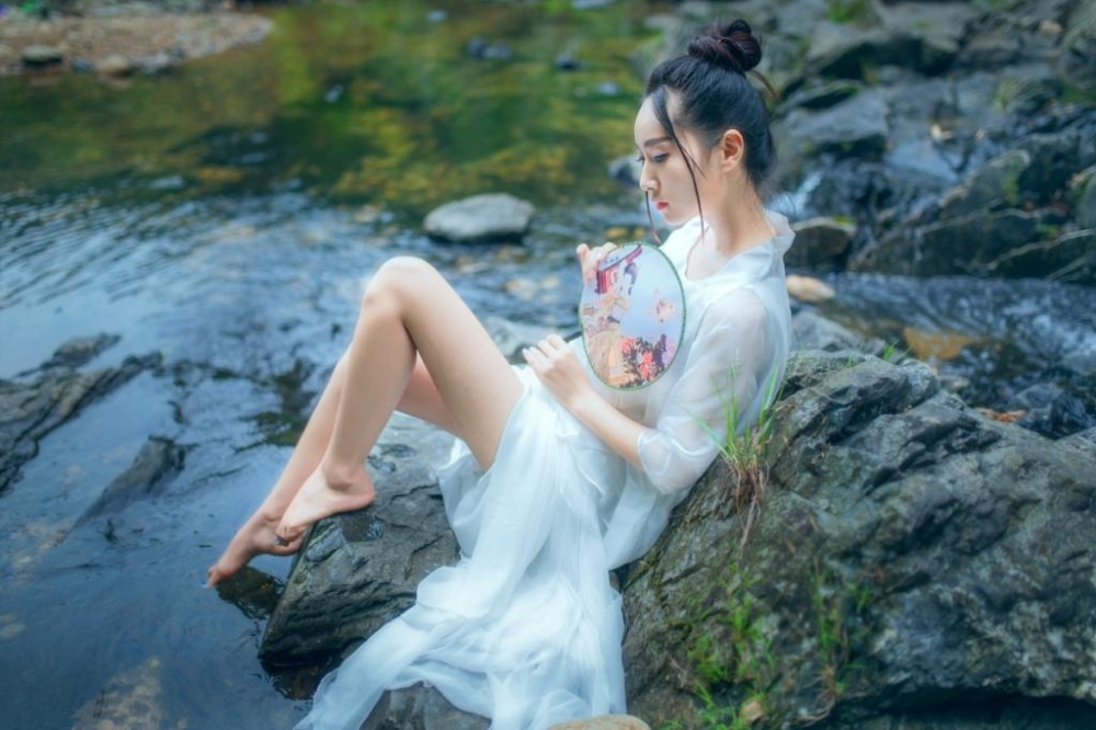 优雅的汉服美女赤脚玉足河边妩媚销魂图片 