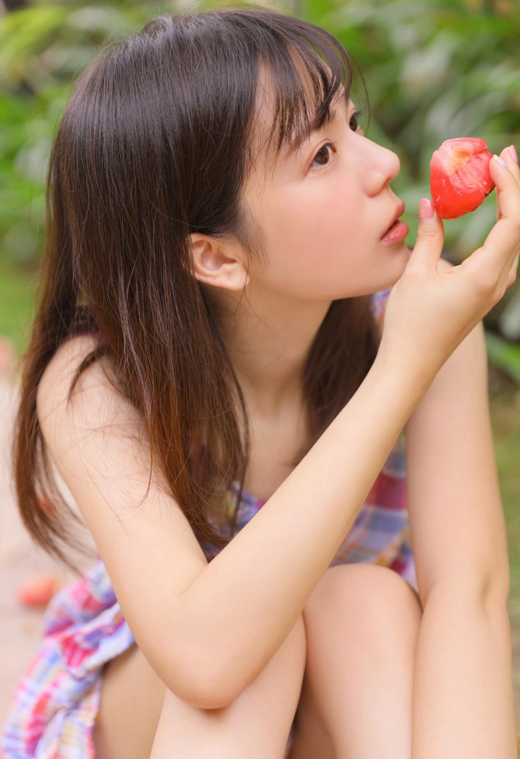 混血美女张琳熙学生制服写真酥胸诱人 