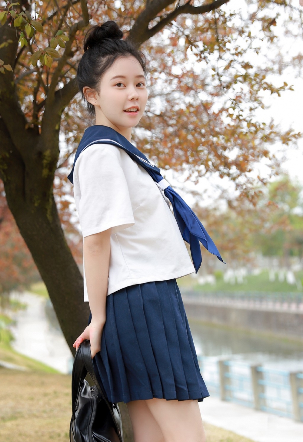 丸子头美女制服诱惑性感酥胸写真 