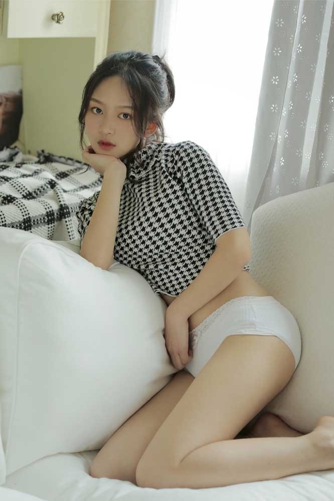 90后美女模特蜜桃小美臀蕾丝粉嫩内裤私房销魂大胆激情写真 