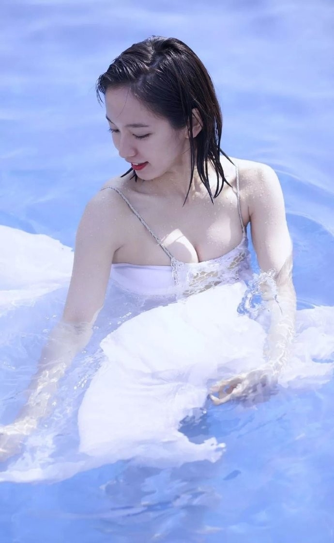 白嫩美女泳池湿身诱惑性感撩人长腿诱惑写真合集 