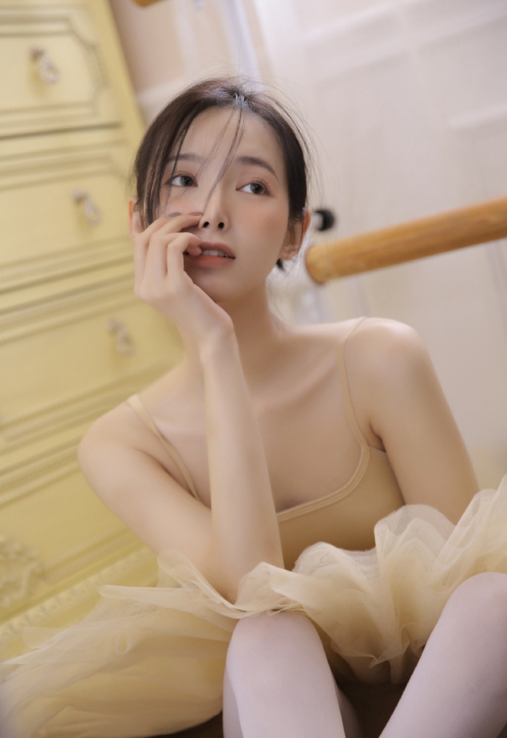 活泼爱笑美女性感写真图片 