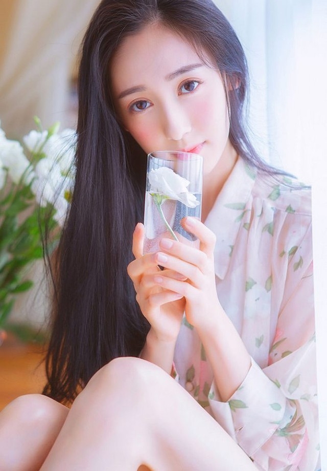 白嫩美女性感大胆私房美女写真 