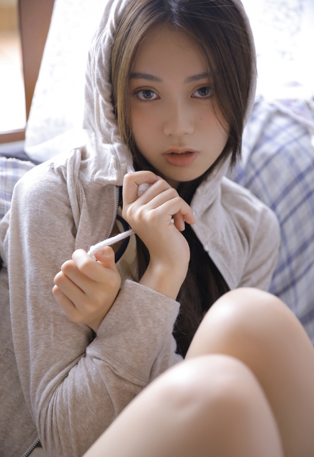 白嫩少女灰色卫衣慵懒风长腿诱惑写真合集 