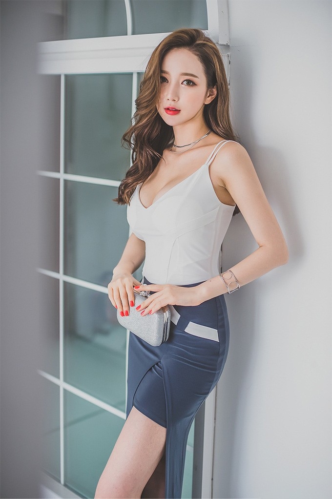 韩国美艳贵妇性感秘书诱人美胸长裙写真