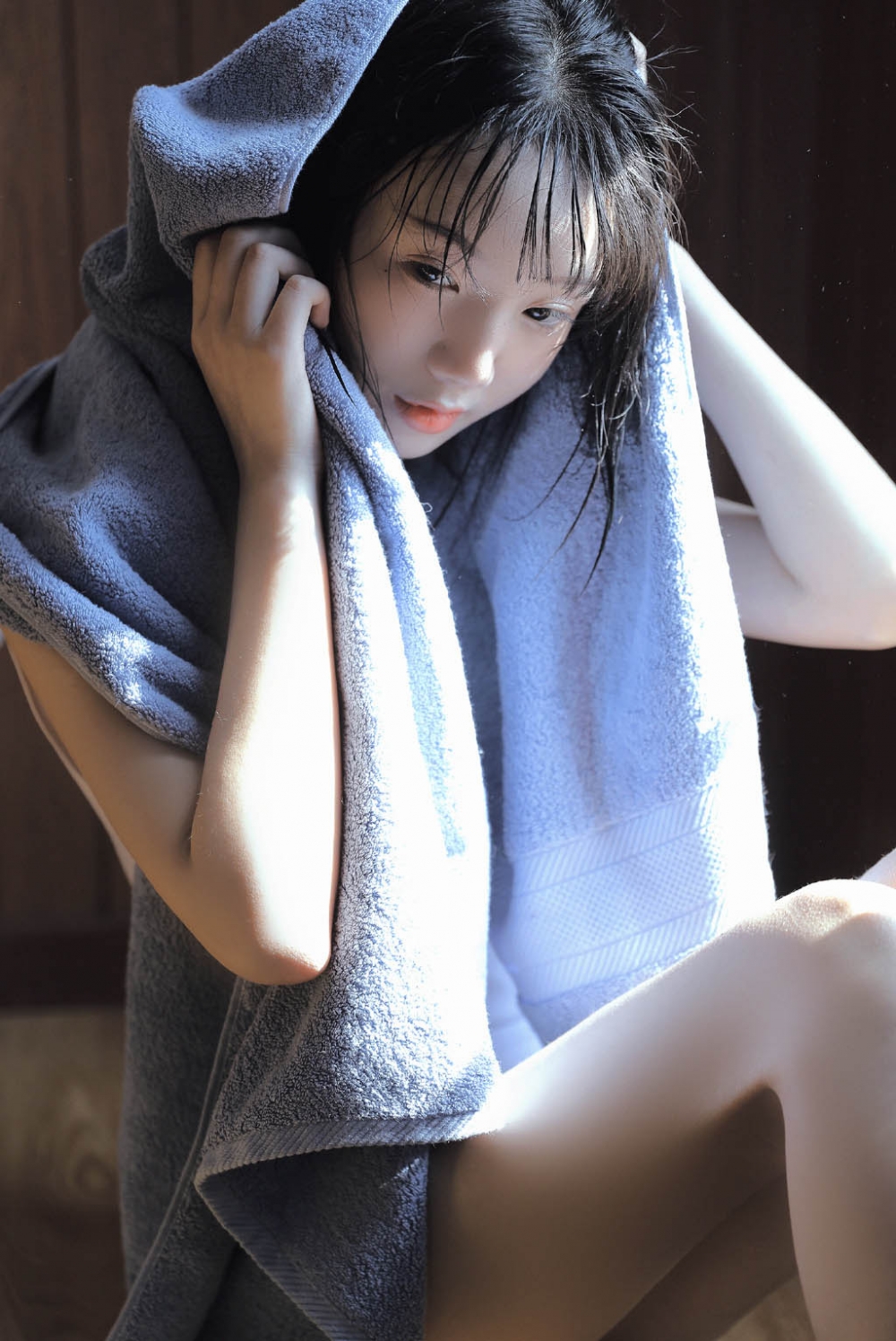 清纯白皙美少女泳装湿身写真 