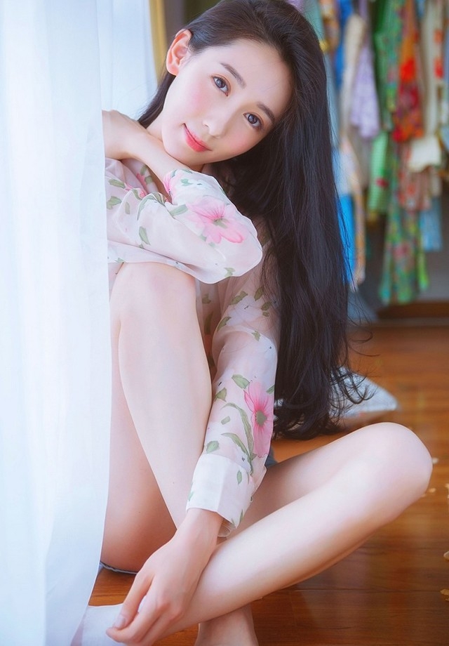 白嫩美女性感大胆私房美女写真 