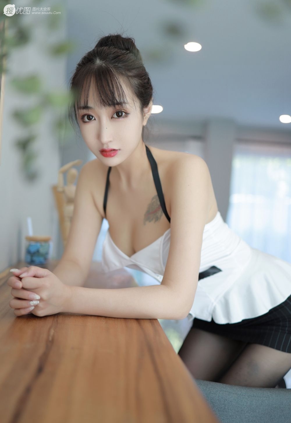 网红美女林子欣性感纹身黑丝吊带私房写真