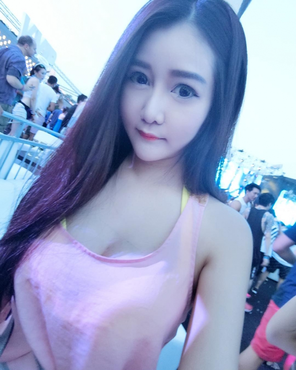 丰满美女Naomi Liu性感自拍照美乳诱惑 