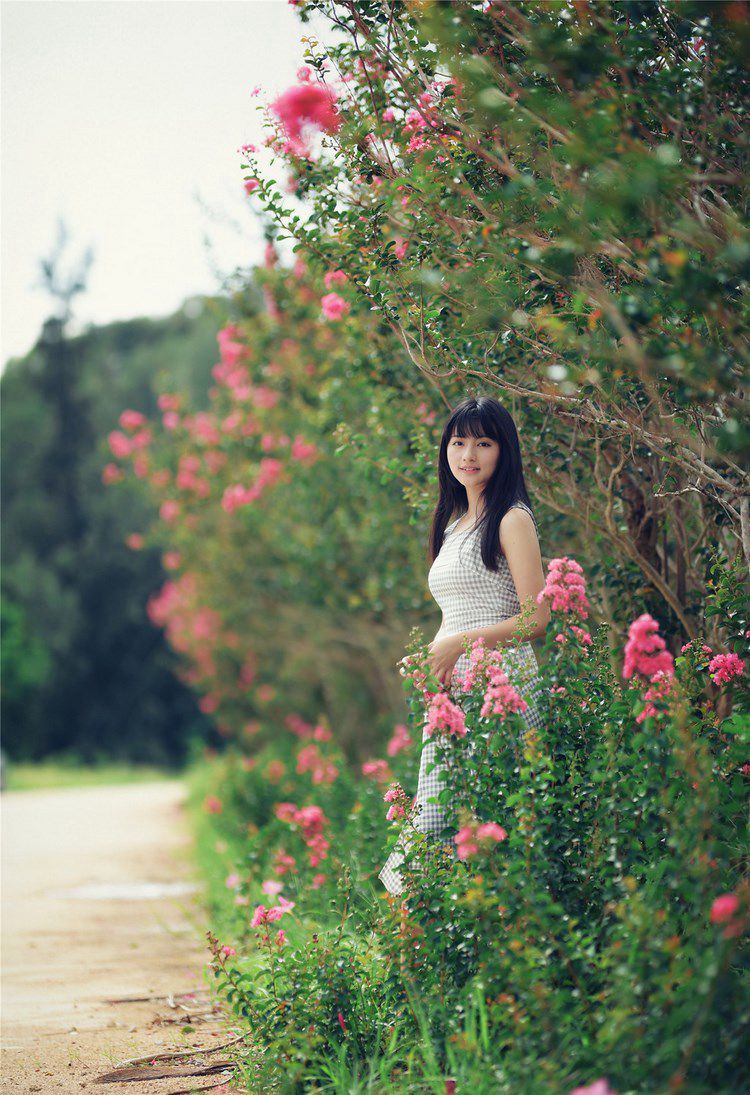 性感美女芝芝泳装写真美乳诱人 