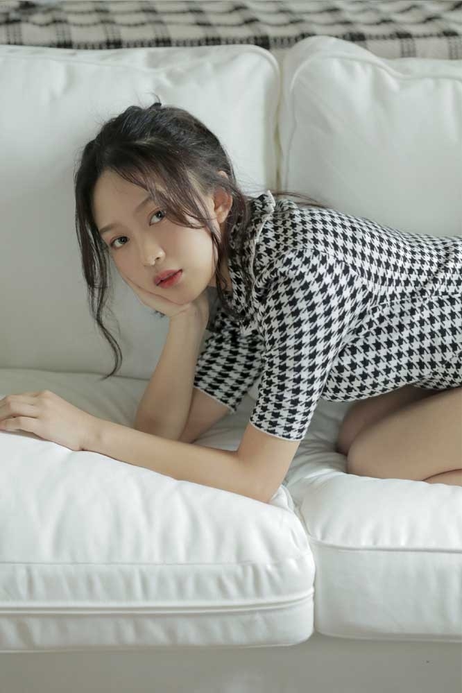 90后美女模特蜜桃小美臀蕾丝粉嫩内裤私房销魂大胆激情写真 