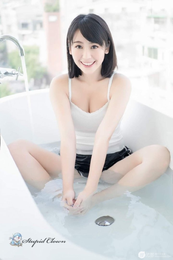 短发美女浴室性感写真 