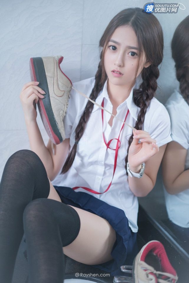 00后双马尾学生制服美女诱人写真 