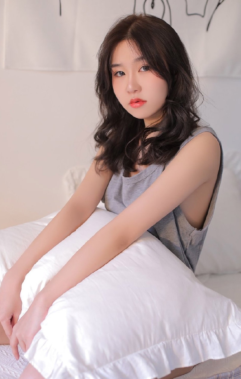 红唇美女吊带私房性感写真图片 