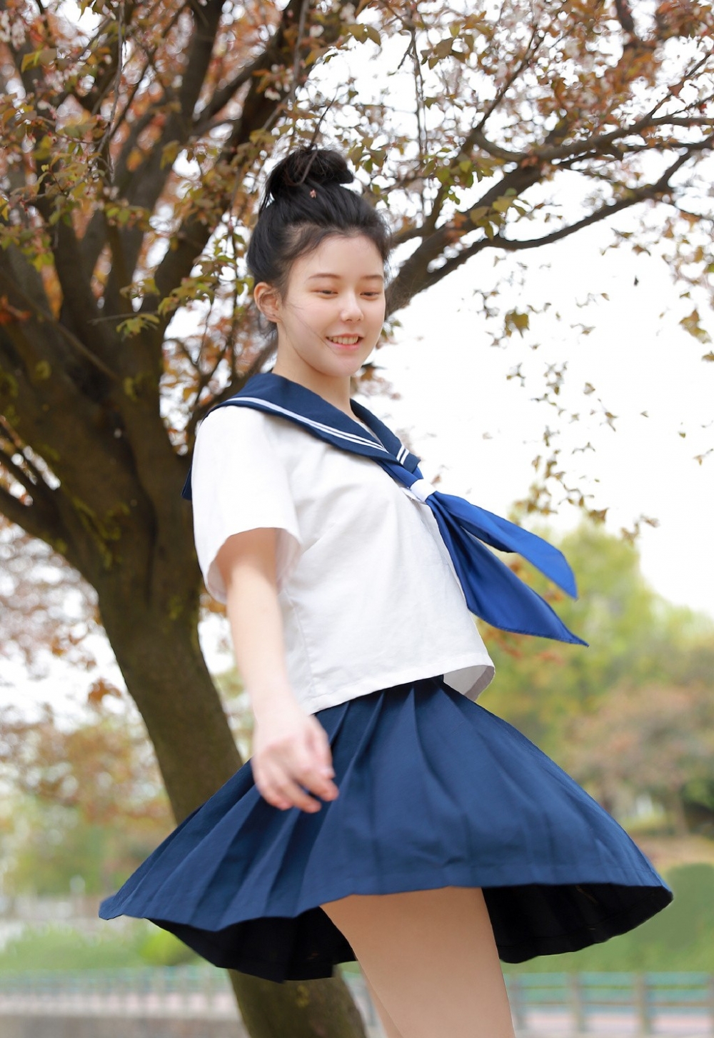 丸子头美女制服诱惑性感酥胸写真 