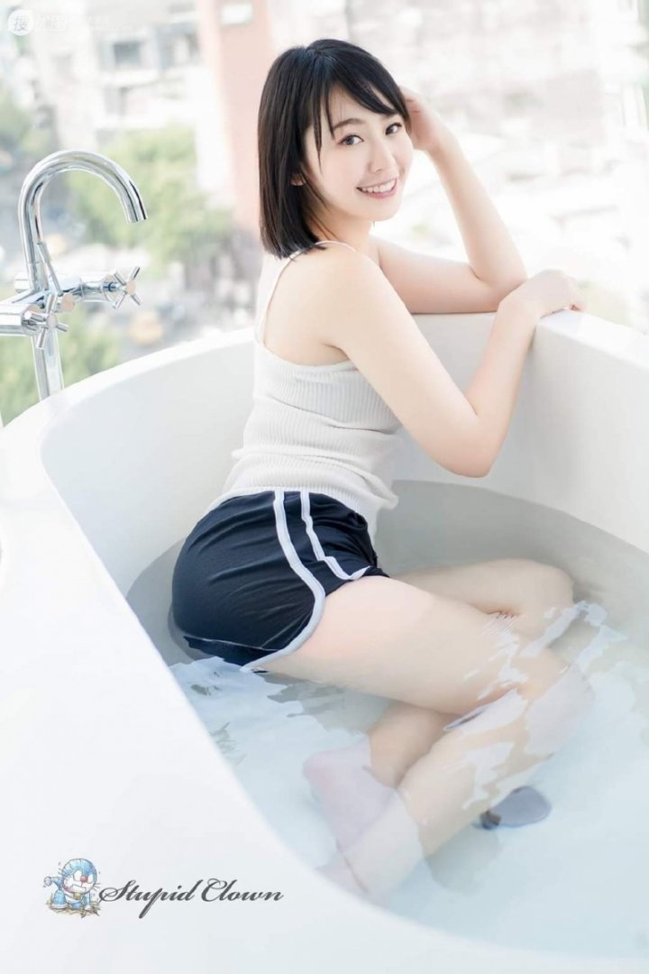 短发美女浴室性感写真 