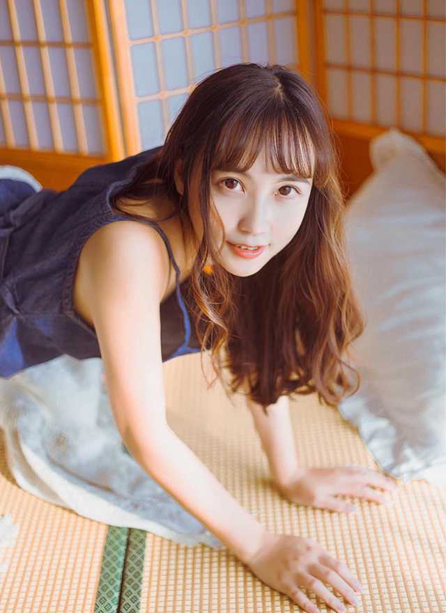 00后美萝莉私房美足香肩性感锁骨诱惑写真 