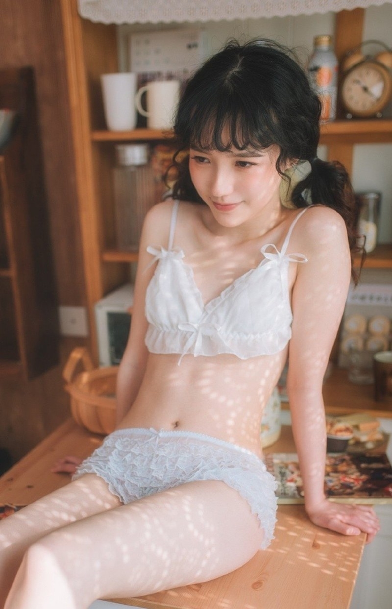 日本小妞蕾丝内衣酥胸香臀人体艺术摄影